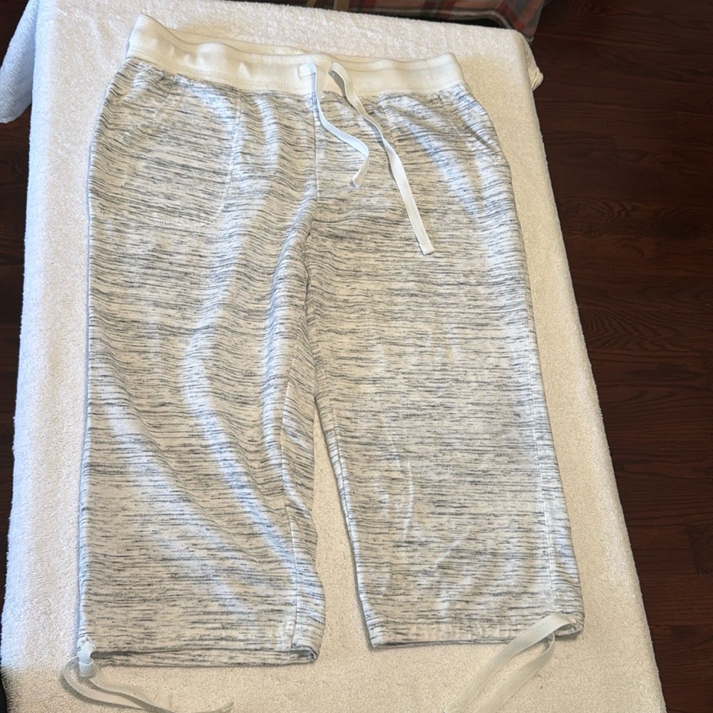 Bobbie Brooks Women Capri Pants white  and black Elastic Waist Size xl
